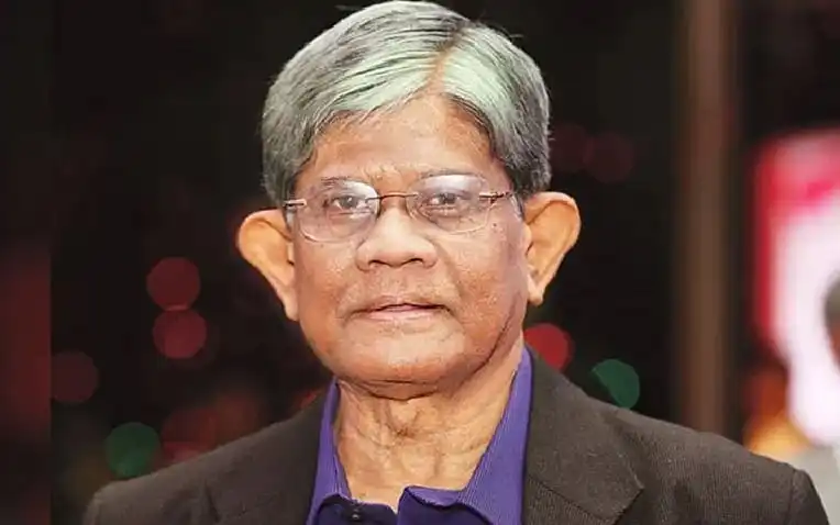 অর্থ উপদেষ্টার ছবি, তিনি গম্ভীর মুখে দেখছেন।. Channel i News - চ্যানেল আই নিউজ