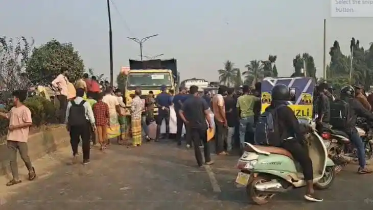 ঢাকা আরিচা মহাসড়কে অবরোধের কারণে যানজট সৃষ্টি হয়েছে।. Channel i News - চ্যানেল আই নিউজ