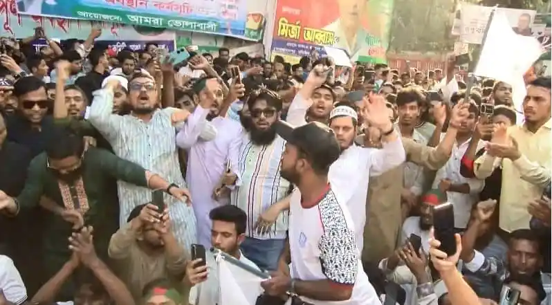 জনতা স্লোগান দিচ্ছে, সমাবেশে অংশগ্রহণকারীরা হাতে ব্যানার ও প্ল্যাকার্ড. Channel i News - চ্যানেল আই নিউজ