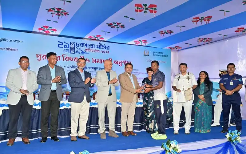 সাঁতার প্রতিযোগিতার পুরস্কার বিতরণ অনুষ্ঠানে অতিথি ও বিজয়ীদের উপস্থিতি. Channel i News - চ্যানেল আই নিউজ