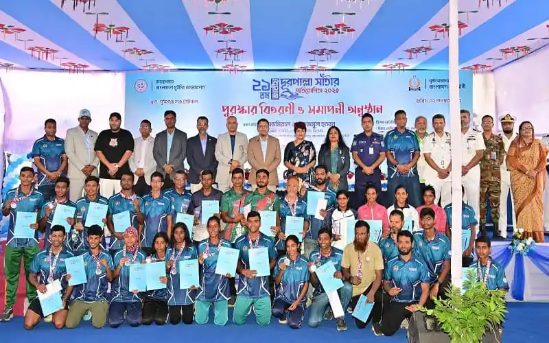 সাঁতার প্রতিযোগিতায় বিজয়ীদের পুরস্কার বিতরণ অনুষ্ঠান. Channel i News - চ্যানেল আই নিউজ