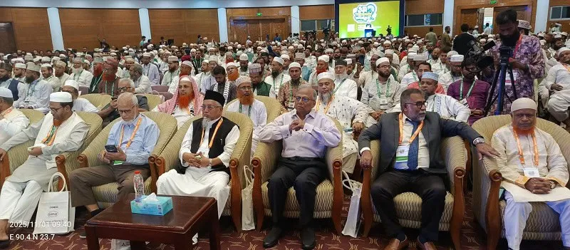শিক্ষার্থীদের অ্যালামনাই কনফারেন্সে অংশগ্রহণকারীরা বসে আছেন. Channel i News - চ্যানেল আই নিউজ
