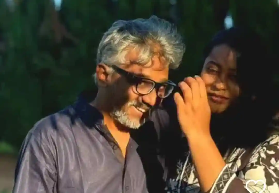 নির্মাতা অমিতাভ রেজা ও তার স্ত্রী হাসিমুখে ছবি তুলছেন. Channel i News - চ্যানেল আই নিউজ
