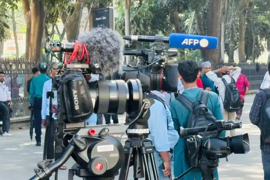 প্রধান সংবাদ সংগ্রহের জন্য ক্যামেরা ও সাংবাদিকরা উপস্থিত. Channel i News - চ্যানেল আই নিউজ