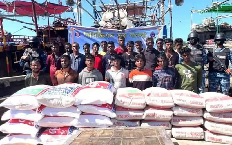 বিপুল পরিমাণ খাদ্য ও নির্মাণ সামগ্রীসহ আটক ২২ জনের ছবি. Channel i News - চ্যানেল আই নিউজ