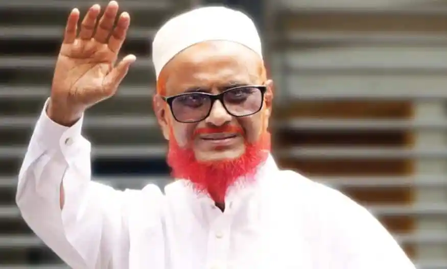 আলেম পরিহিত ব্যক্তি হাত তুলে শুভেচ্ছা জানাচ্ছেন. Channel i News - চ্যানেল আই নিউজ