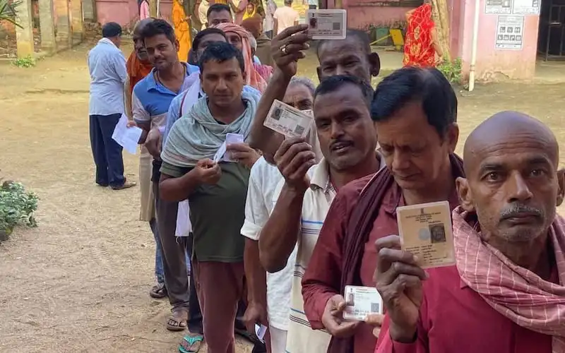 বিহারে ভোটাররা ভোটের জন্য লাইনে দাঁড়িয়ে আছেন. Channel i News - চ্যানেল আই নিউজ
