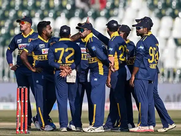 শ্রীলঙ্কার ক্রিকেটাররা মাঠে আলোচনা করছে, ম্যাচের প্রস্তুতি নিচ্ছে. Channel i News - চ্যানেল আই নিউজ