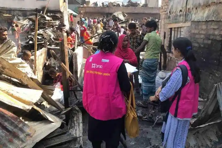 ব্র্যাকের স্বেচ্ছাসেবকরা অগ্নিকাণ্ডে ক্ষতিগ্রস্তদের পাশে দাঁড়িয়ে সহায়তা প্রদান. Channel i News - চ্যানেল আই নিউজ