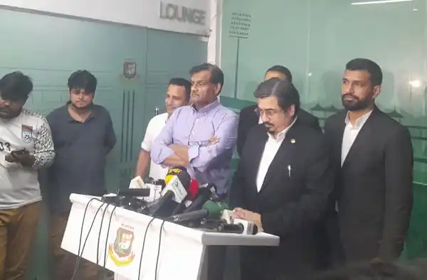 বাংলাদেশের ক্রিকেট বোর্ডের কর্মকর্তারা সংবাদ সম্মেলনে বক্তব্য দিচ্ছেন. Channel i News - চ্যানেল আই নিউজ