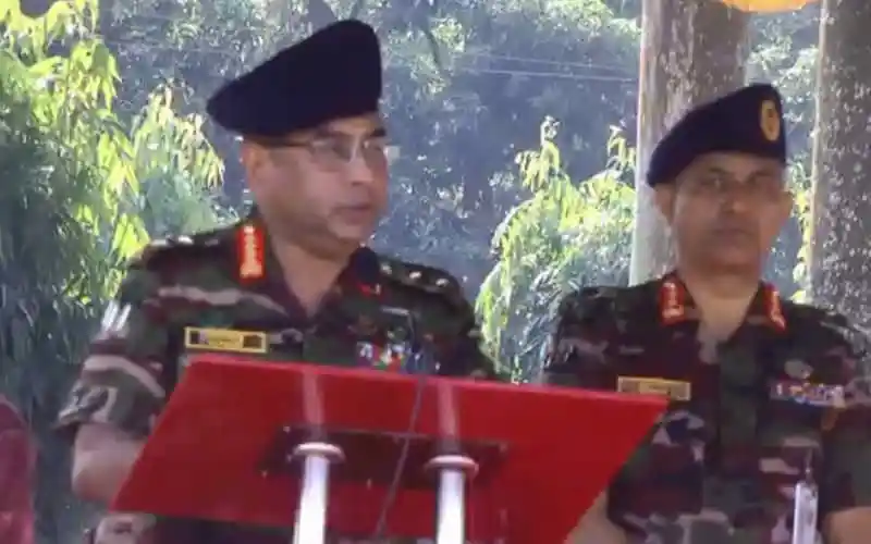বাংলাদেশ সেনাবাহিনীর দুই কর্মকর্তা সংবাদ সম্মেলনে অংশগ্রহণ করছেন. Channel i News - চ্যানেল আই নিউজ