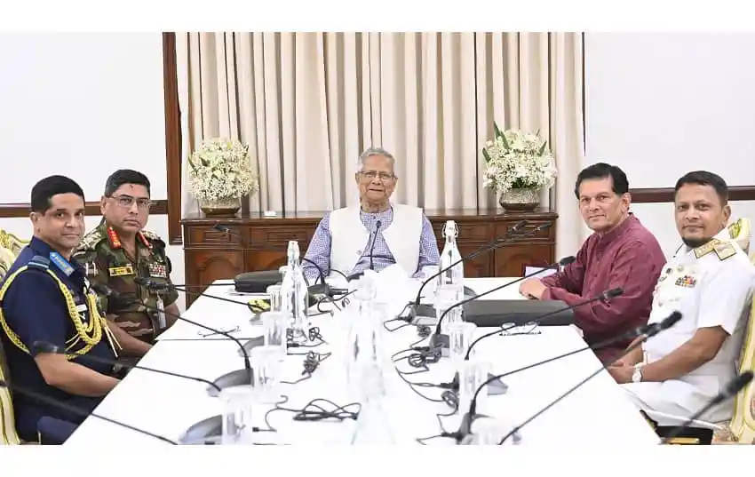 প্রধান উপদেষ্টার সঙ্গে তিন বাহিনী প্রধানের বৈঠক।. Channel i News - চ্যানেল আই নিউজ