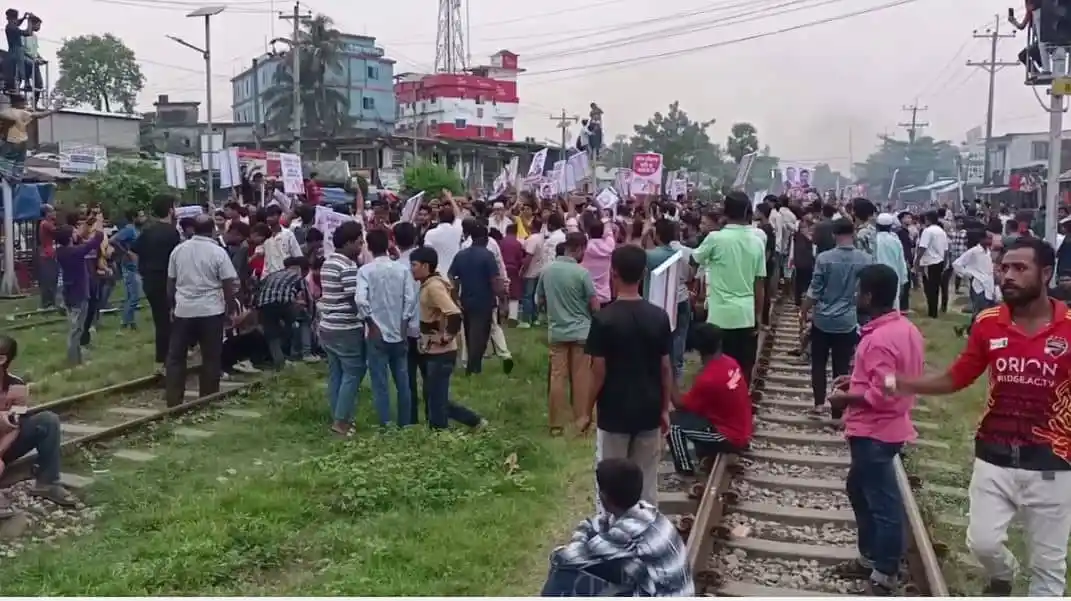 কুমিল্লায় রেলপথে বিএনপি সমর্থকদের বিক্ষোভ, ট্রেন চলাচল বন্ধ. Channel i News - চ্যানেল আই নিউজ