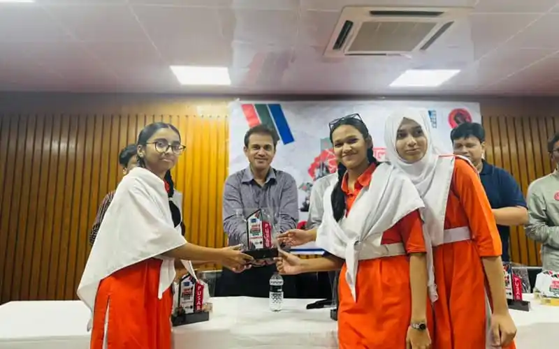 বিতর্ক উৎসবের সমাপনীতে বিজয়ীদের হাতে পুরস্কার তুলে দিচ্ছেন অতিথিরা. Channel i News - চ্যানেল আই নিউজ