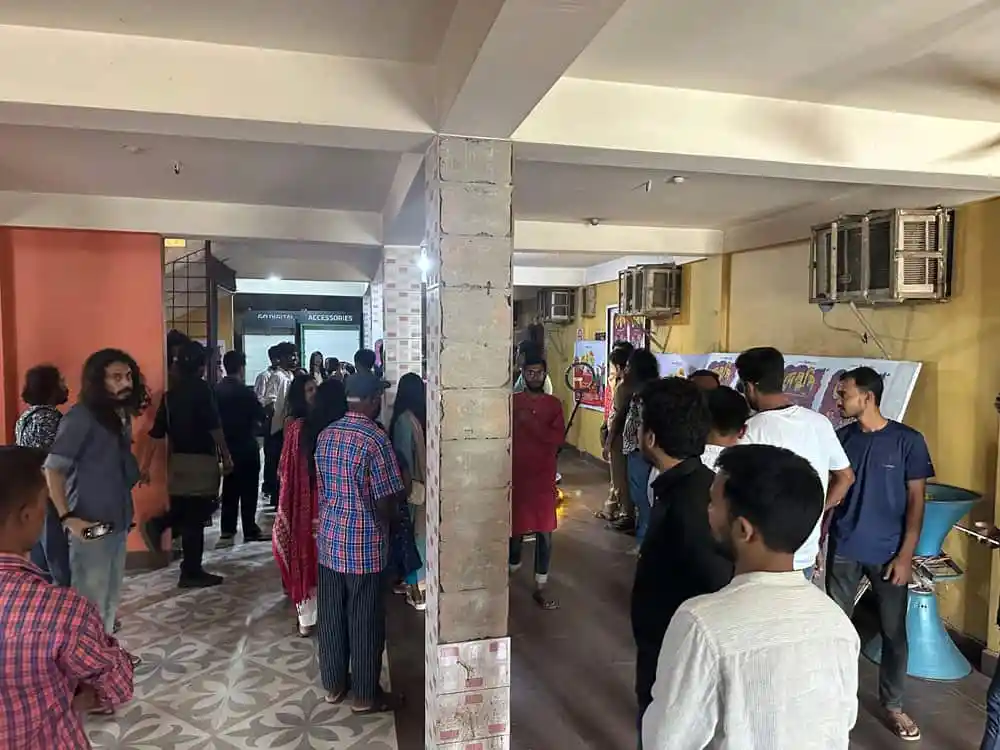 খুলনায় সিনেমা দেখার জন্য দর্শকদের ভিড়, মুক্তির অপেক্ষায় দেলুপি।. Channel i News - চ্যানেল আই নিউজ