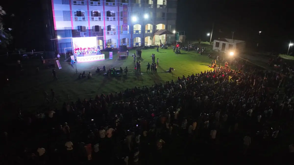 খোলা মাঠে সিনেমার প্রিমিয়ার, হাজারো দর্শক উপস্থিত. Channel i News - চ্যানেল আই নিউজ