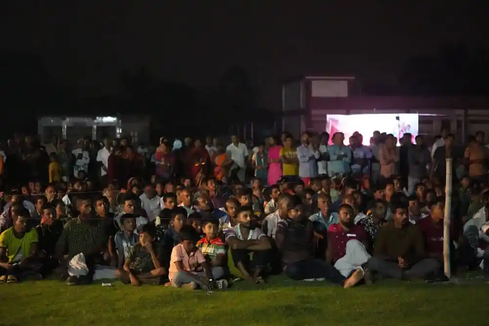খোলা মাঠে সিনেমার প্রিমিয়ারে দর্শকদের উচ্ছ্বাস ও আনন্দ. Channel i News - চ্যানেল আই নিউজ