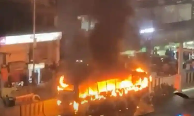 ধোলাইপাড়ে বাসে আগুন লেগে ব্যাপক ধোঁয়া ও আগুন দেখা যাচ্ছে. Channel i News - চ্যানেল আই নিউজ