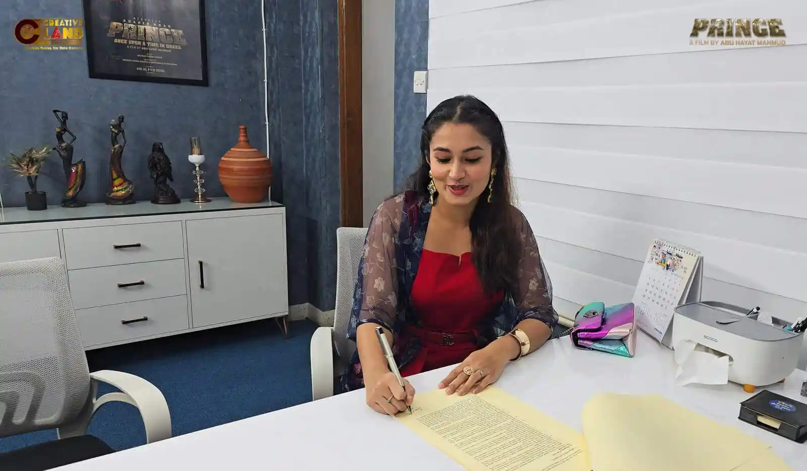 ফারিণ শাকিবের ‘প্রিন্স’ সিনেমার চুক্তি স্বাক্ষর করছেন. Channel i News - চ্যানেল আই নিউজ
