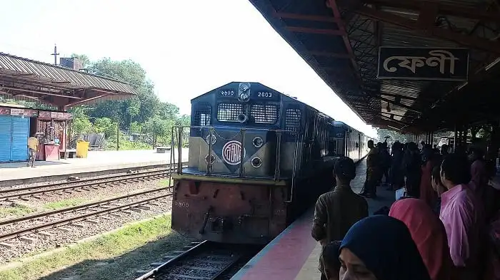 জনপ্রিয় ট্রেনের ছবি, যাত্রীরা স্টেশনে অপেক্ষা করছে. Channel i News - চ্যানেল আই নিউজ
