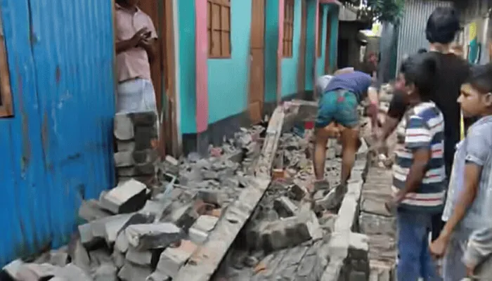 নারায়ণগঞ্জে ভূমিকম্পে ধসে পড়া বাড়ির ধ্বংসাবশেষ ও স্থানীয় মানুষ. Channel i News - চ্যানেল আই নিউজ