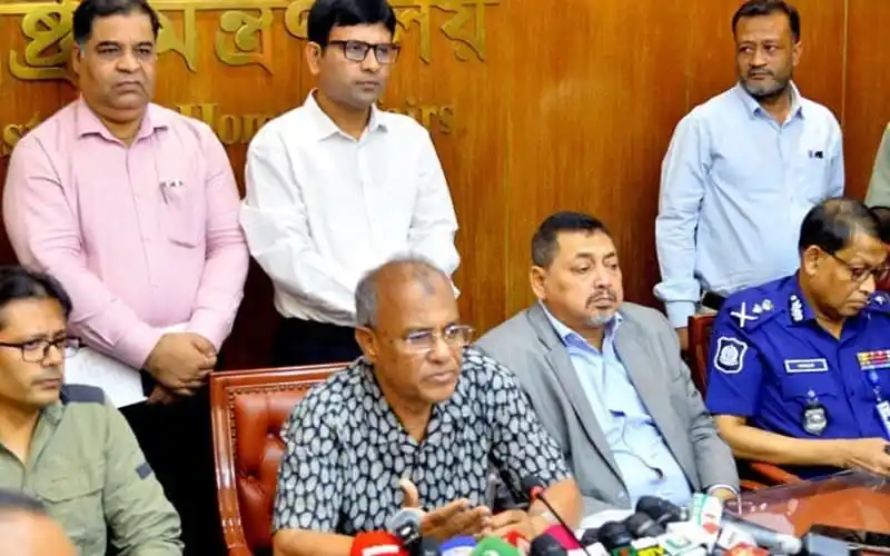 নির্বাচন পরিচালনায় আইনশৃঙ্খলা বাহিনীকে নির্দেশনা দেন স্বরাষ্ট্র উপদেষ্টা. Channel i News - চ্যানেল আই নিউজ