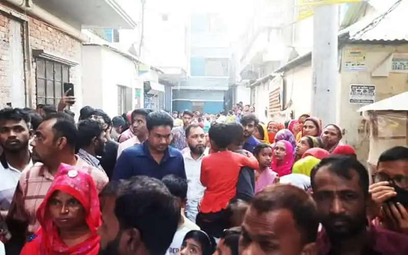 গাজীপুরে মরদেহের পাশে ভিড় করে মানুষ, পুলিশ ও স্থানীয়রা উপস্থিত. Channel i News - চ্যানেল আই নিউজ