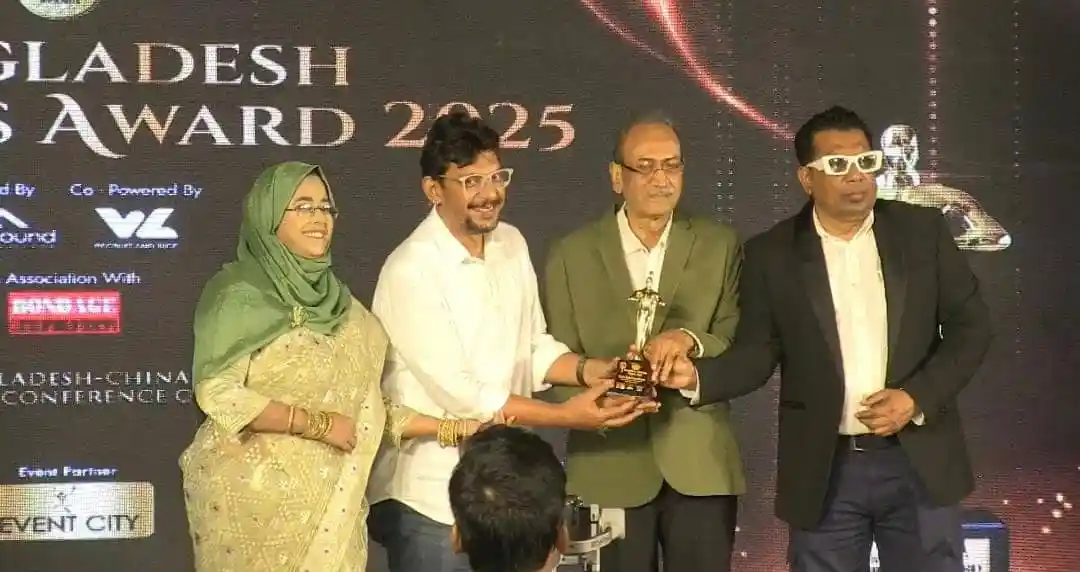 অ্যাওয়ার্ড গ্রহণের সময় অতিথি ও বিজয়ীদের ছবি. Channel i News - চ্যানেল আই নিউজ