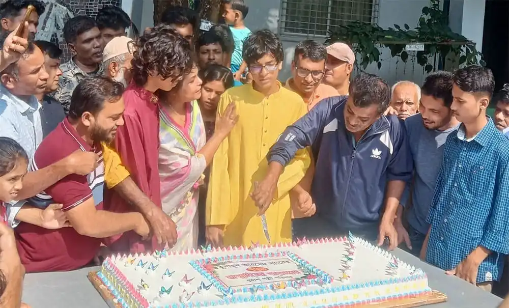 নুহাশপল্লীতে হুমায়ূন আহমেদের জন্মদিনে কেক কাটছেন অতিথিরা. Channel i News - চ্যানেল আই নিউজ