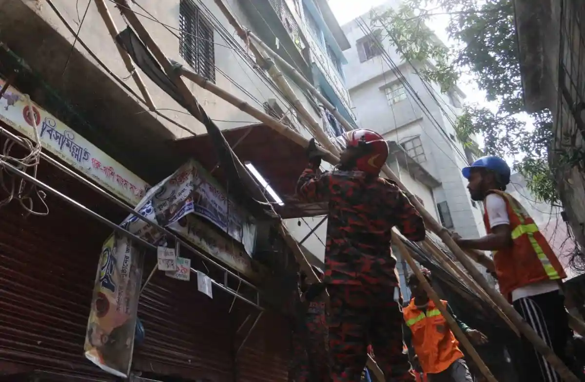 ভূমিকম্পে ক্ষতিগ্রস্ত ভবনের জরুরি পরিস্থিতি, উদ্ধারকর্মীরা কাজ করছে. Channel i News - চ্যানেল আই নিউজ