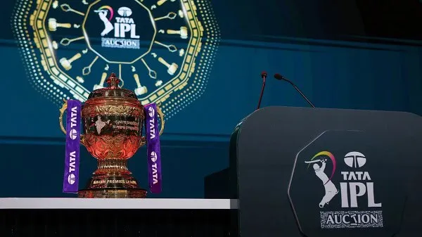 আইপিএল মিনি নিলামের জন্য প্রস্তুত ট্রফি ও মাইক্রোফোন. Channel i News - চ্যানেল আই নিউজ
