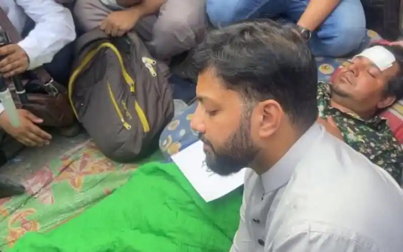 আহত ব্যক্তির পাশে বিএনপি নেতা ইশরাক, শোকপ্রকাশ ও সমবেদনা জানাচ্ছেন. Channel i News - চ্যানেল আই নিউজ