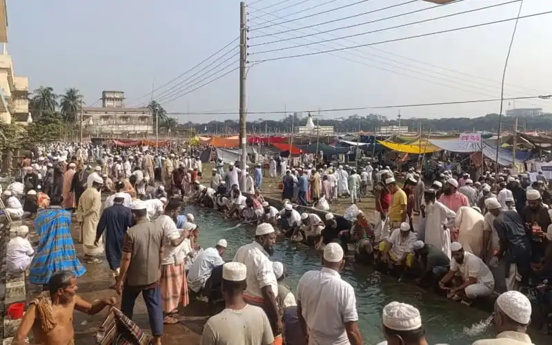 টঙ্গীর জোড় ইজতেমা মাঠে মুসল্লিরা নামাজ পড়ছেন. Channel i News - চ্যানেল আই নিউজ