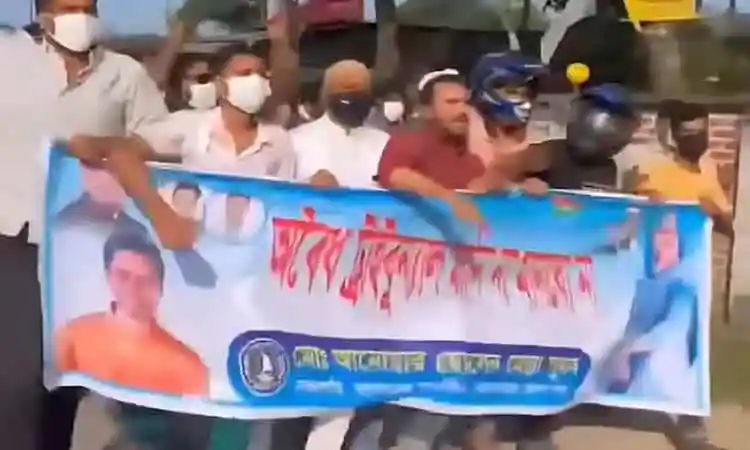 ছাত্রলীগের মিছিল, মুখে মাস্ক ও মাথায় হেলমেট পরা ছাত্ররা. Channel i News - চ্যানেল আই নিউজ