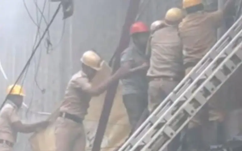 লালবাজারে আগুন নেভানোর জন্য ফায়ার সার্ভিস কর্মীরা কাজ করছে. Channel i News - চ্যানেল আই নিউজ