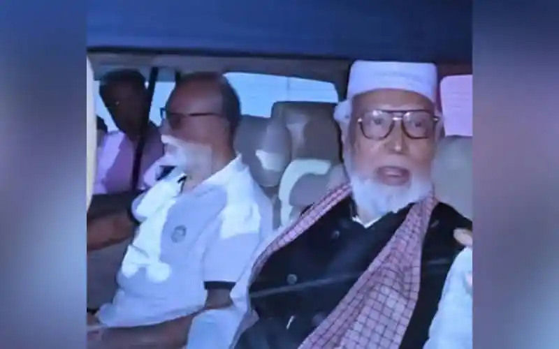 আবদুল লতিফ সিদ্দিকী গাড়িতে বসে থাকছেন. Channel i News - চ্যানেল আই নিউজ