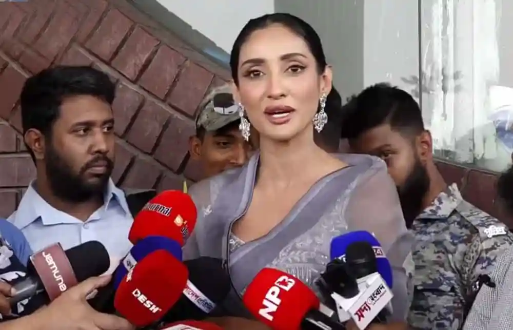 মিথিলা সংবাদ সম্মেলনে বক্তব্য দিচ্ছেন, সাংবাদিকরা তার সঙ্গে কথা বলছেন. Channel i News - চ্যানেল আই নিউজ