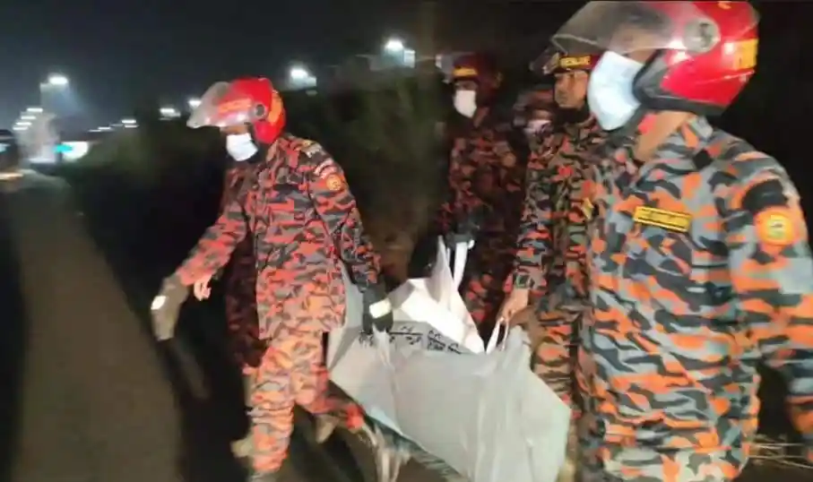 দুর্ঘটনা স্থান থেকে উদ্ধারকর্মীরা মৃতদেহ সরাচ্ছেন. Channel i News - চ্যানেল আই নিউজ