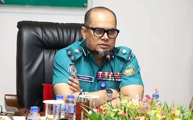 গাজীপুরের সাবেক পুলিশ কমিশনারের ছবি, বসে আছেন. Channel i News - চ্যানেল আই নিউজ