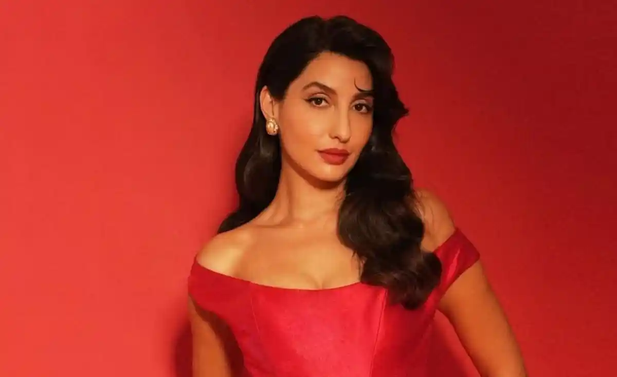 নোরা ফাতেহি সুন্দর পোশাক পরা, চেহারা সুন্দর ও হাস্যোজ্জ্বল. Channel i News - চ্যানেল আই নিউজ