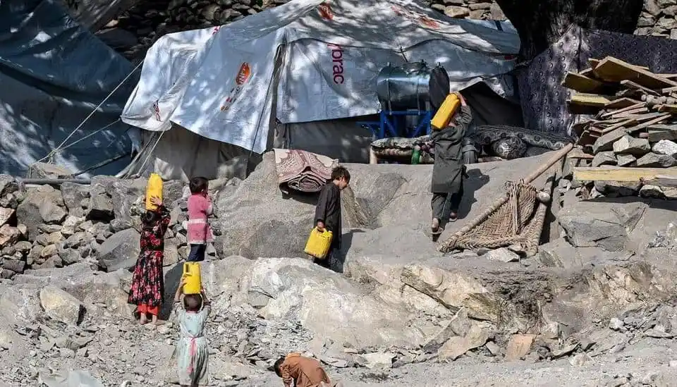 নিরাপত্তা ঝুঁকি থাকা পাহাড়ি এলাকায় মানুষজন চলাফেরা করছে।. Channel i News - চ্যানেল আই নিউজ