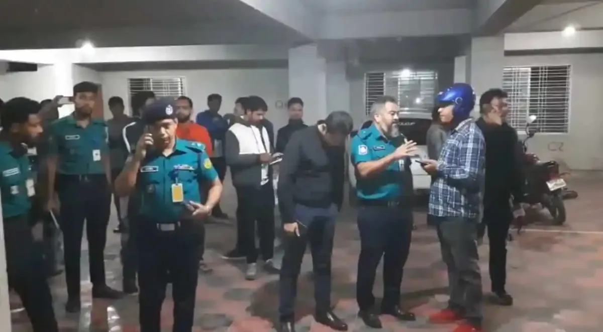 নিরাপত্তা চেকিংয়ে পুলিশ ও কর্মকর্তাদের উপস্থিতি. Channel i News - চ্যানেল আই নিউজ