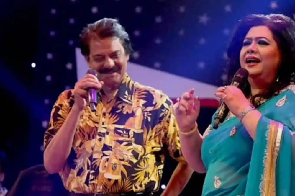 দুটি শিল্পী মঞ্চে গান পরিবেশন করছেন, আনন্দের পরিবেশ. Channel i News - চ্যানেল আই নিউজ