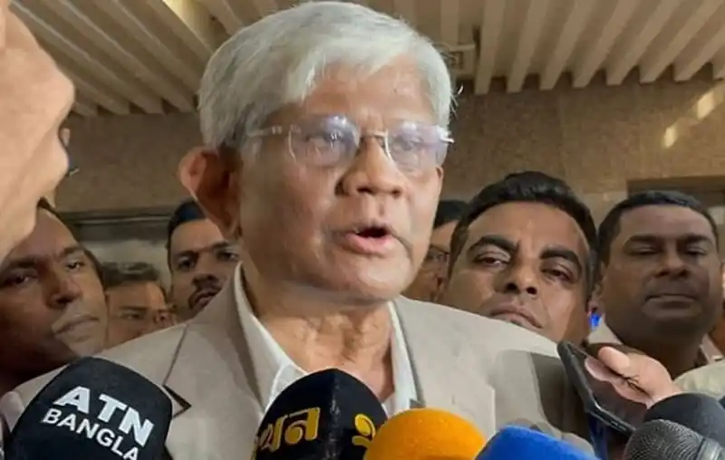 নির্বাচনী কেন্দ্রে বডি ক্যামেরা ব্যবহারে আলোচনা করছেন একজন কর্মকর্তা. Channel i News - চ্যানেল আই নিউজ