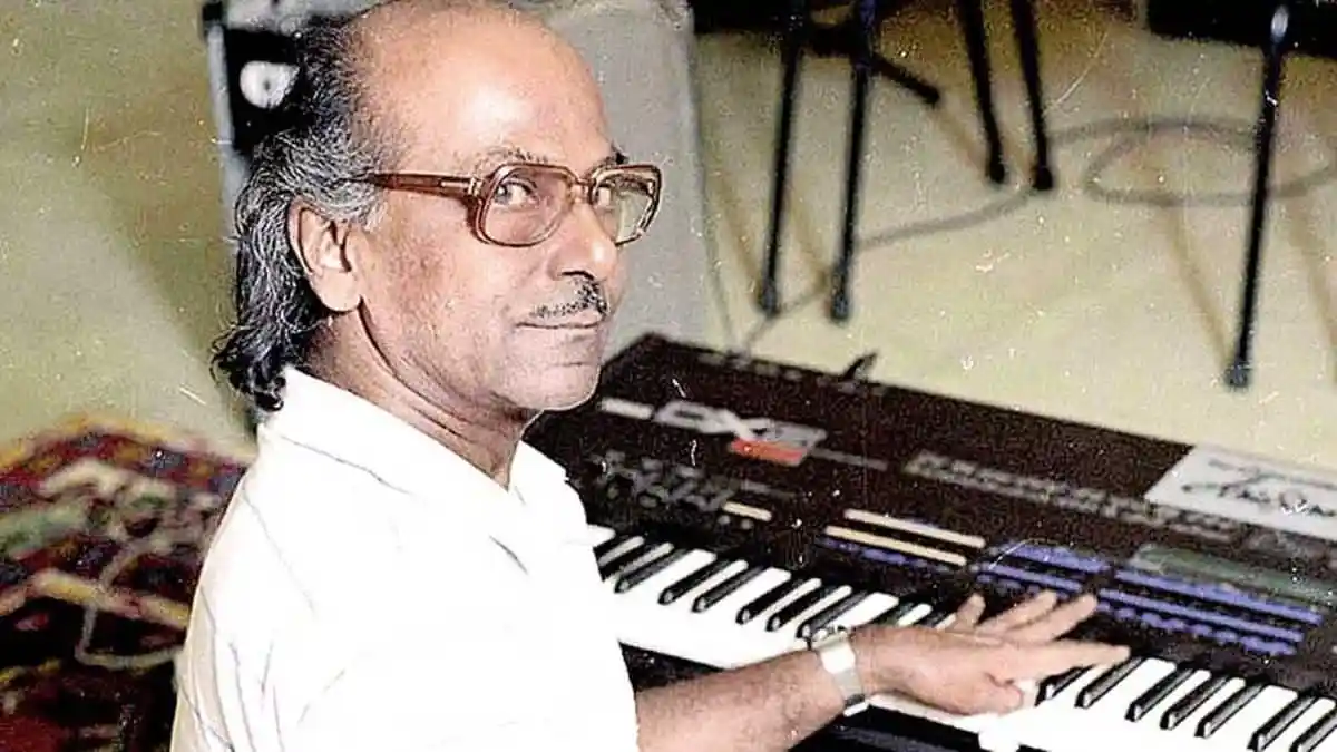 সুরের পথযাত্রী সলিল চৌধুরীর ছবি, পিয়ানো বাজাচ্ছেন. Channel i News - চ্যানেল আই নিউজ