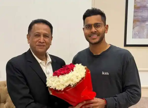 দুই ব্যক্তি ফুলের তোড়া হাতে নিয়ে হাসিমুখে ছবি তোলেন. Channel i News - চ্যানেল আই নিউজ