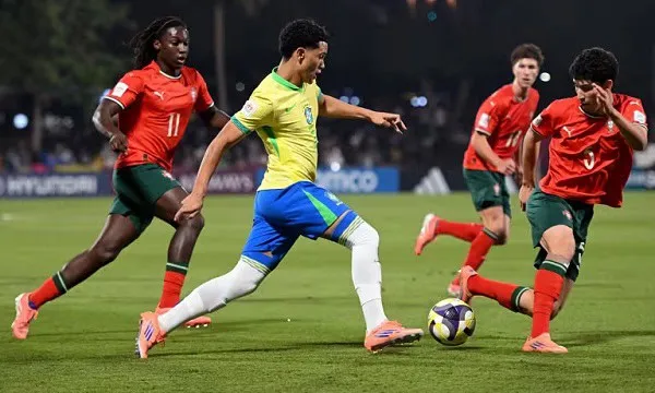 বিশ্বকাপ ফুটবল ম্যাচে ব্রাজিল ও পর্তুগাল দলের খেলোয়াড়রা প্রতিদ্বন্দ্বিতা করছে. Channel i News - চ্যানেল আই নিউজ