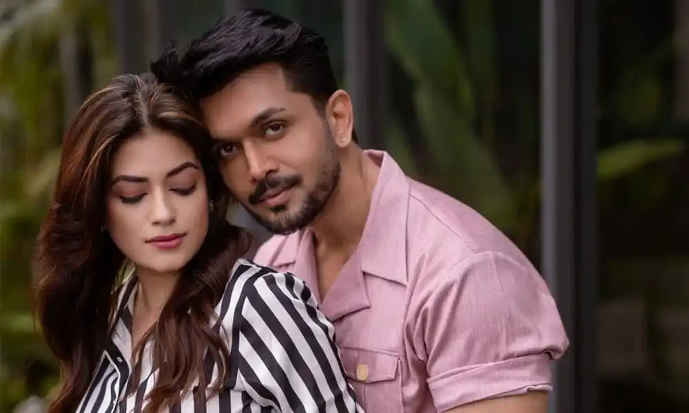 শুভ ও মন্দিরা সিনেমার শুটিং সেটে একসঙ্গে দাঁড়িয়ে আছেন. Channel i News - চ্যানেল আই নিউজ
