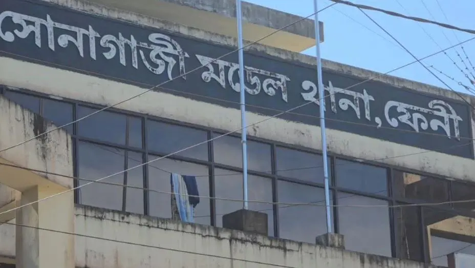 ফেনীর একটি ভবনের বাইরে বাংলা ভাষায় লেখা সাইনবোর্ড. Channel i News - চ্যানেল আই নিউজ