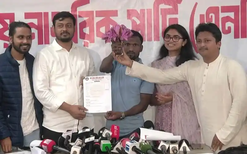রিকশাচালক এনসিপি মনোনয়ন পত্র গ্রহণ করছেন, চারজন উপস্থিত. Channel i News - চ্যানেল আই নিউজ